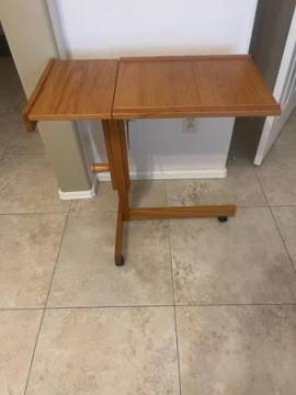Rolling bedside table with adjustable height