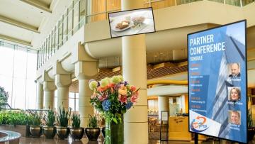 Transform Your Hotel or Resort with Cutting-Edge Digital Signage!