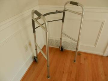 Rolling walker (rollator) with seat and hand brakes