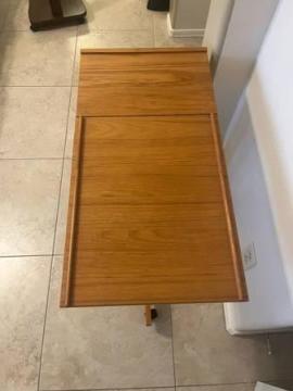 Rolling bedside table with adjustable height