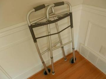 Rolling walker (rollator) with seat and hand brakes