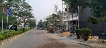 What amenities are available in Plots in Wave City Ghaziabad?