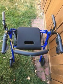 Rolling walker (rollator) with seat and hand brakes