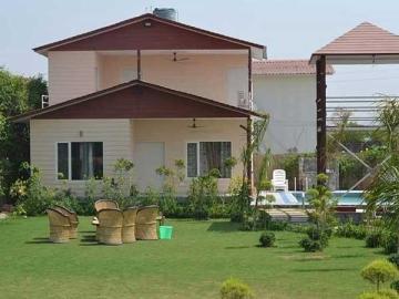 What amenities are available in farmhouses listed on Farmhouseinnoida.com?